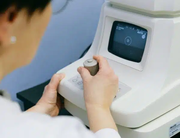 Réduire l’apparence des cernes et poches sous les yeux avec des produits spécifiques efficaces