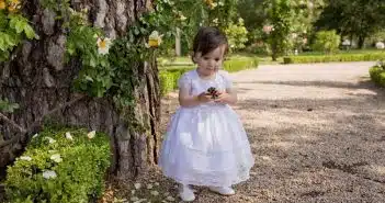 Comment habiller joliment une petite fille pour une cérémonie