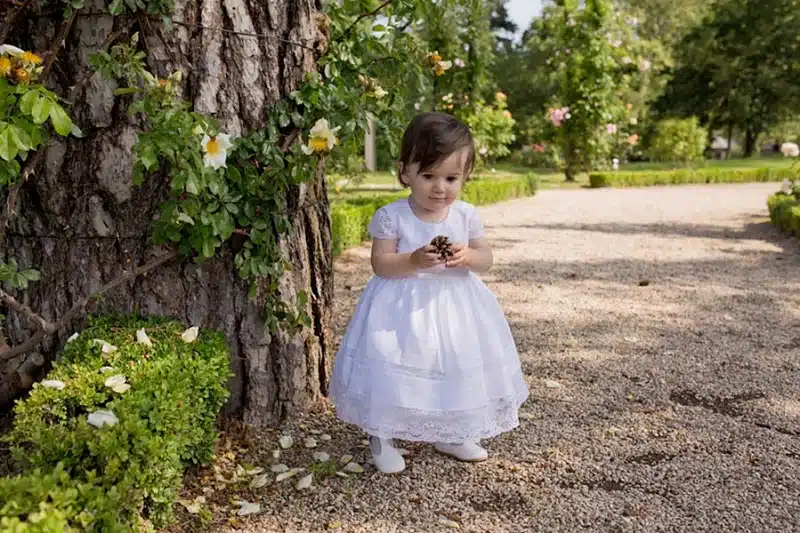 Comment habiller joliment une petite fille pour une cérémonie