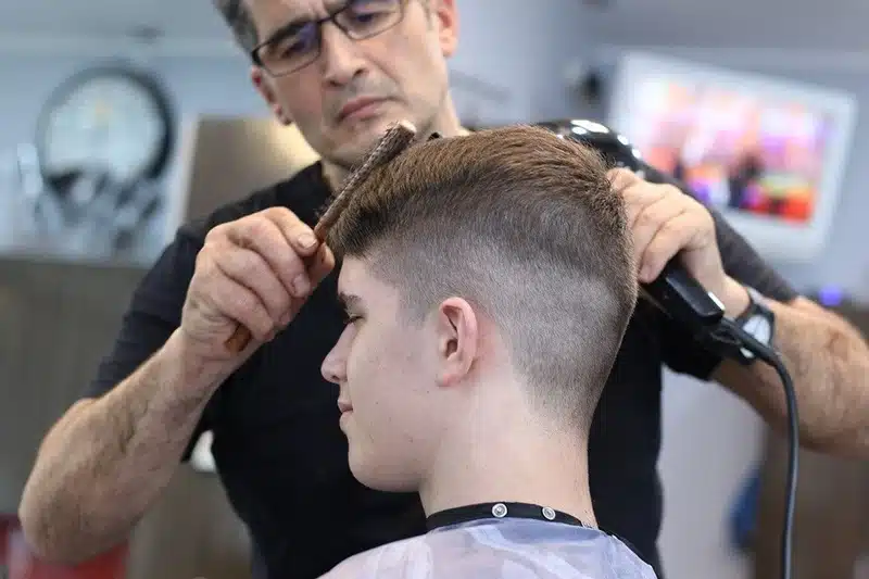 Les secrets derrière la coupe de cheveux stylée d'Inoxtag