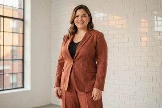 Femme confiante aux formes généreuses posant dans un studio urbain, illustrant la libération des normes de beauté corporelle
